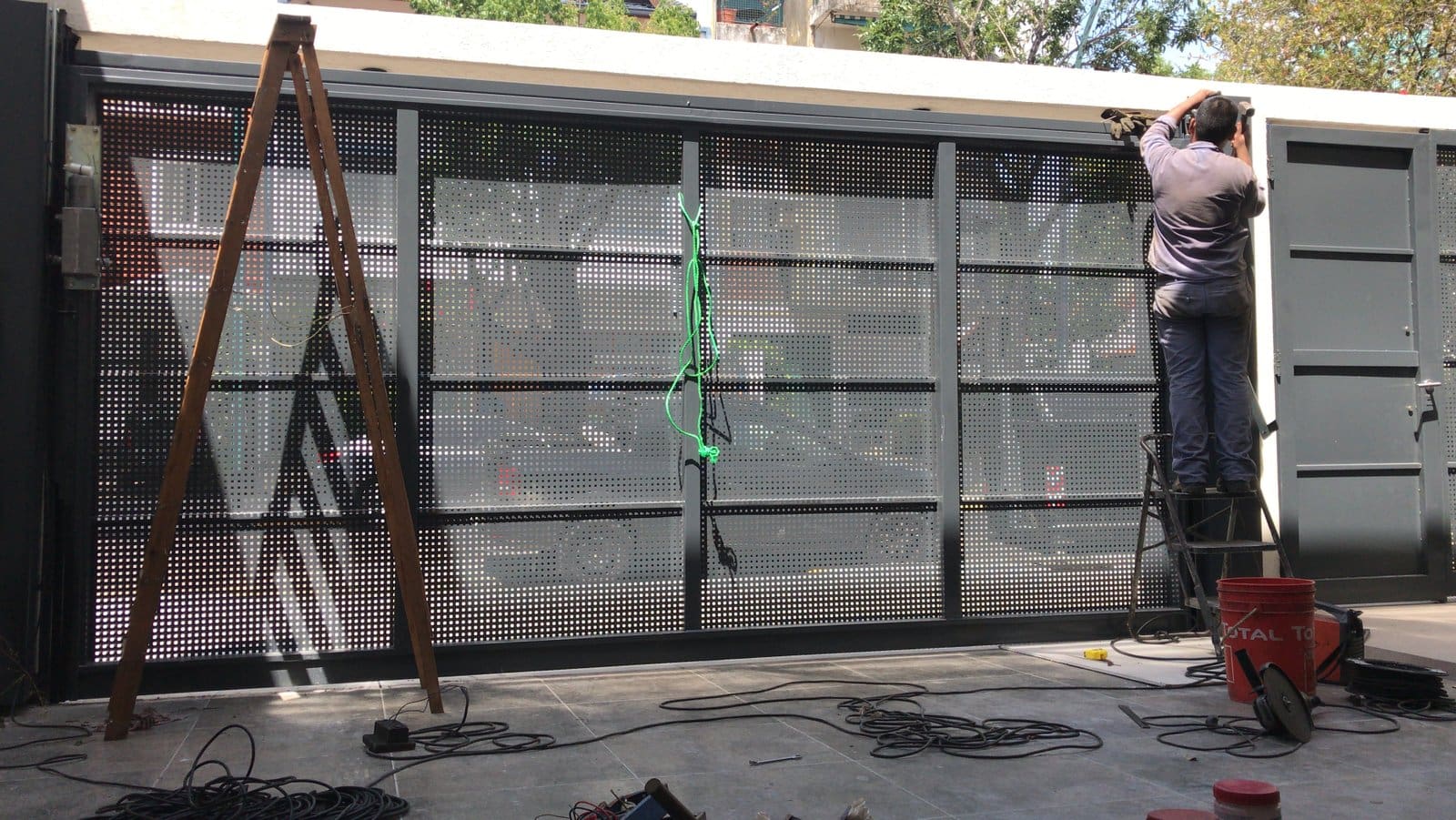 Fabrica de portones Automáticos - portón levadizo